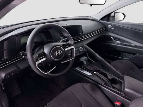 Certified 2025 Hyundai Elantra SE image 9