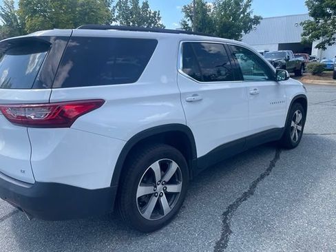 Used 2021 Chevrolet Traverse LT w/ LT Premium Package FWD image 4