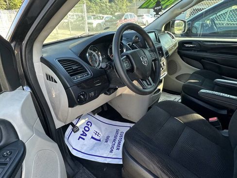 Used 2020 Dodge Grand Caravan SE w/ UConnect Hands-Free Group image 6