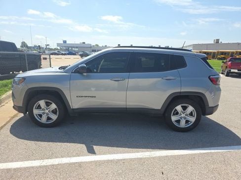 Used 2022 Jeep Compass Latitude w/ Convenience Group FWD image 2
