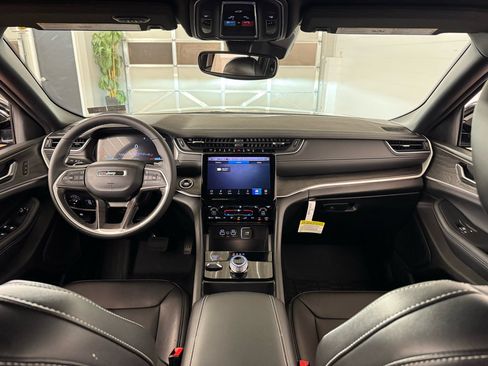 Used 2024 Jeep Grand Cherokee Limited image 29