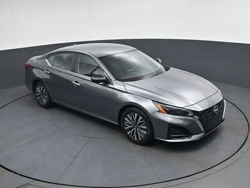 Used 2024 Nissan Altima 2.5 SV FWD image 23