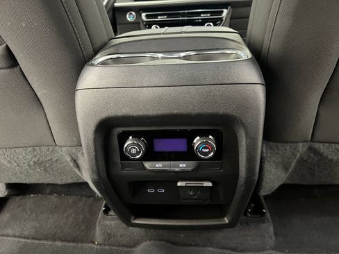 Used 2024 Chevrolet Traverse LT FWD image 28
