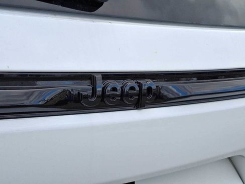 New 2025 Jeep Grand Cherokee Altitude image 19