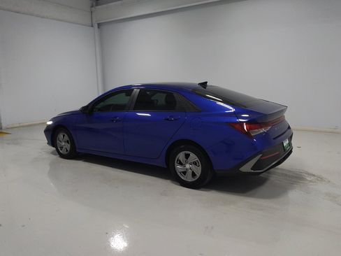 Used 2025 Hyundai Elantra SE FWD image 3