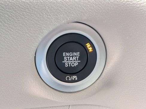 Used 2024 Chrysler Pacifica Touring-L FWD image 20