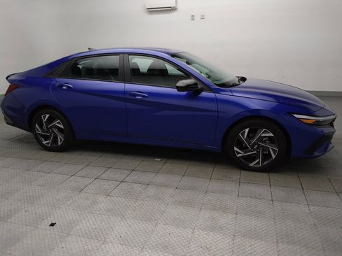Used 2025 Hyundai Elantra Sport FWD image 11