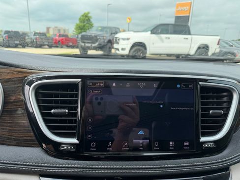 Used 2023 Chrysler Pacifica Limited image 13