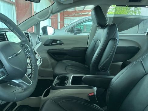 Used 2024 Chrysler Pacifica Touring-L FWD image 16
