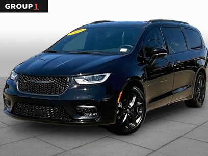 Used 2026 Chrysler Pacifica Limited w/ Uconnect Theater Family Group