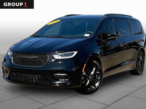 Used 2026 Chrysler Pacifica Limited w/ Uconnect Theater Family Group FWD image 1