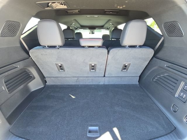 Used 2025 Chevrolet Traverse RS FWD image 14