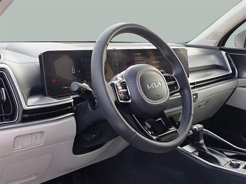 Used 2025 Kia Sorento S image 12