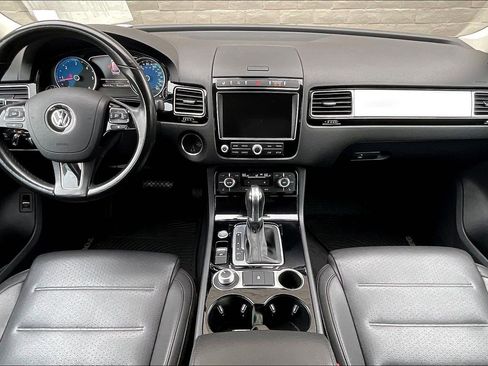 Used 2016 Volkswagen Touareg Sport image 15