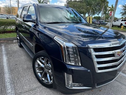 Used 2019 Cadillac Escalade Luxury image 2