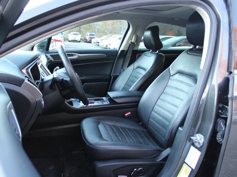 Used 2017 Ford Fusion SE w/ Fusion SE Technology Package image 25