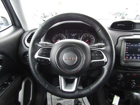 Used 2018 Jeep Renegade Latitude w/ Cold Weather Group image 10