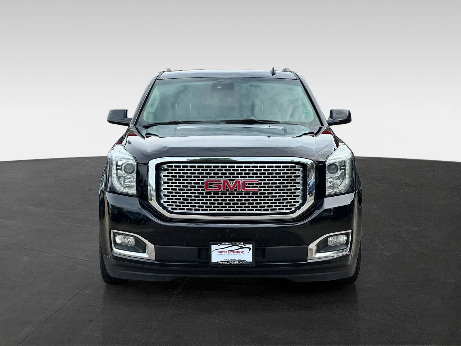 Used 2015 GMC Yukon Denali w/ Touring Package AWD/4WD image 2