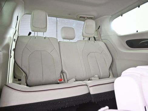 Used 2020 Chrysler Pacifica Limited w/ Advanced Safetytec Group image 18