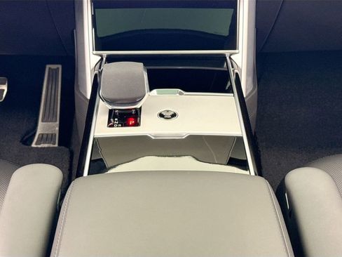 Used 2024 Land Rover Range Rover SE image 12