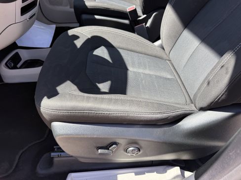 Used 2022 Chrysler Voyager LX image 28