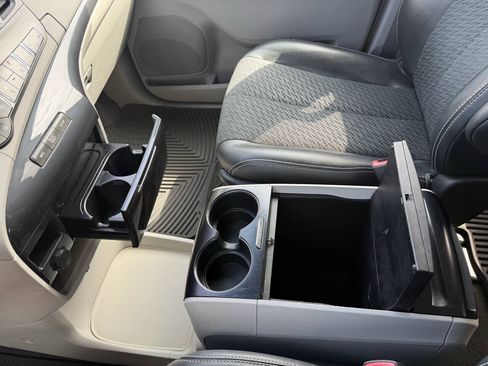 Used 2013 Toyota Sienna SE FWD image 22