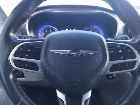 Used 2018 Chrysler Pacifica Touring-L image 32