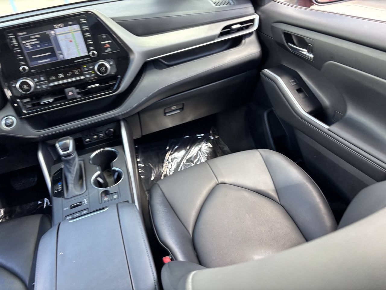 Used 2021 Toyota Highlander XLE AWD/4WD image 14