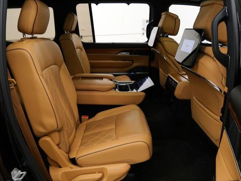 Used 2022 Jeep Grand Wagoneer Series III w/ Rear Seat Video Group 1 AWD/4WD image 19