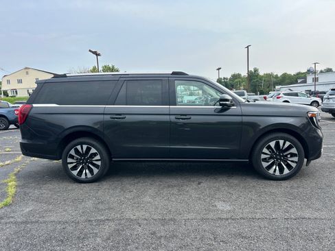 Used 2025 Ford Expedition Max Platinum w/ Driver's Package AWD/4WD image 4