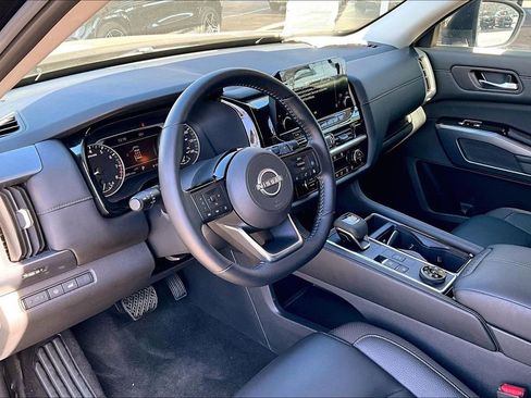 Used 2025 Nissan Pathfinder SL image 16