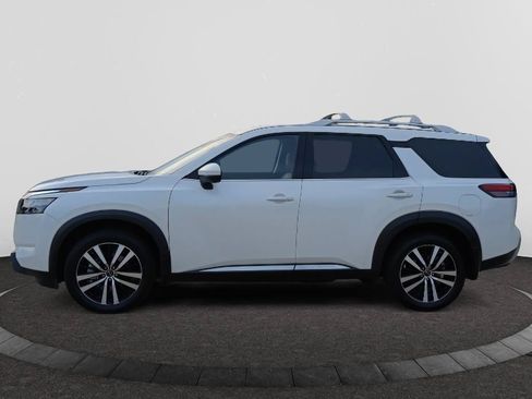 Used 2025 Nissan Pathfinder Platinum FWD image 4