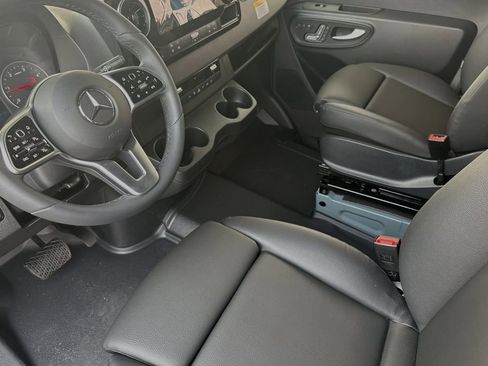 Used 2024 Mercedes-Benz Sprinter 2500 image 9