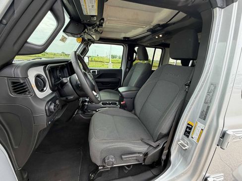 Used 2024 Jeep Wrangler Unlimited Sahara AWD/4WD image 17