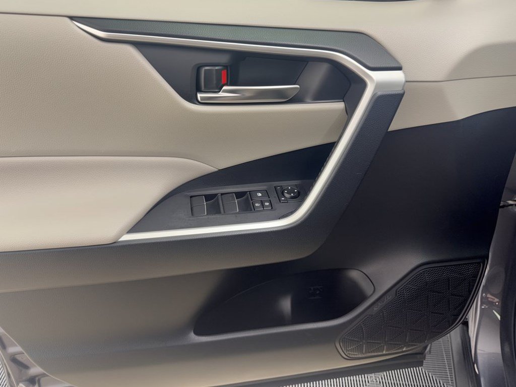 Used 2019 Toyota RAV4 XLE Premium FWD image 14