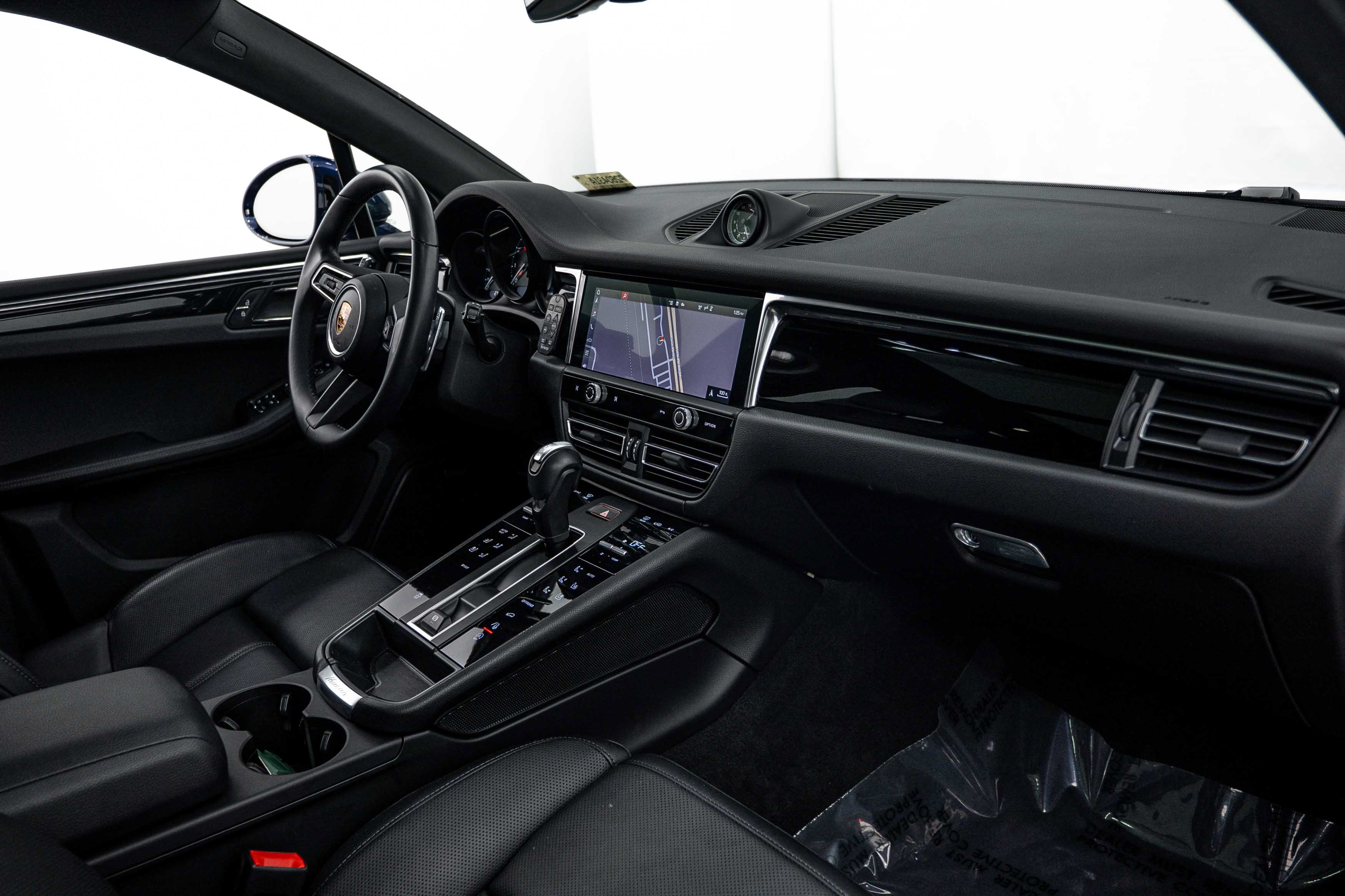 Certified 2025 Porsche Macan AWD/4WD image 15
