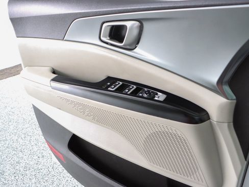 Used 2024 Kia Carnival LX image 21