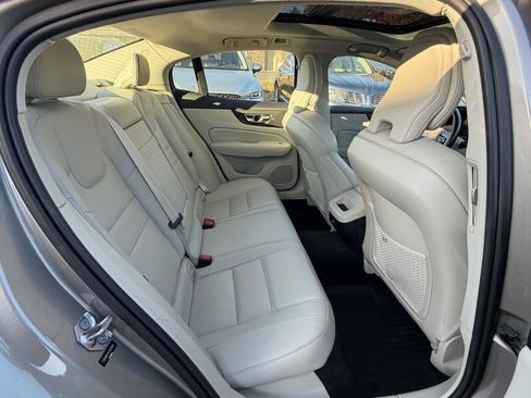 Used 2020 Volvo S60 T5 Momentum image 29