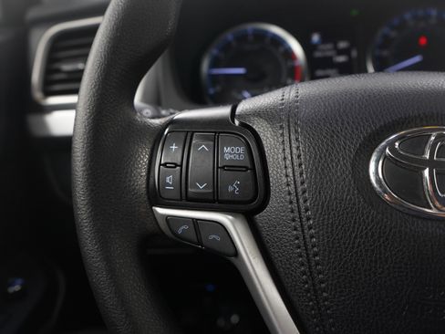 Used 2019 Toyota Highlander LE image 25