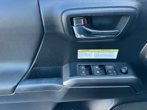 Used 2019 Toyota Tacoma TRD Off-Road w/ Technology Package image 12