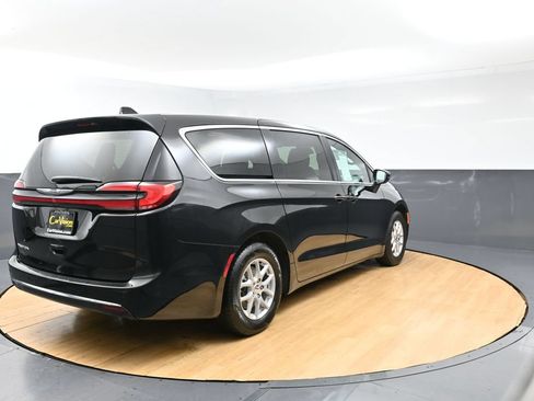 Used 2025 Chrysler Pacifica Select FWD image 44