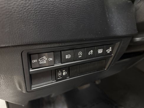 Used 2022 Toyota Tundra SR5 w/ SR5 Convenience Package AWD/4WD image 24