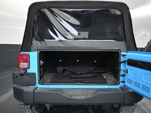 Used 2017 Jeep Wrangler Unlimited Rubicon w/ Connectivity Group image 12