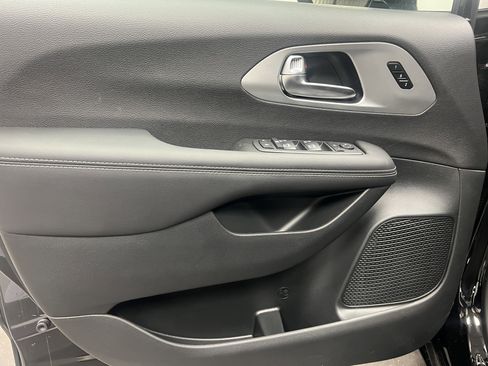 New 2026 Chrysler Pacifica Limited w/ S Appearance Package image 16