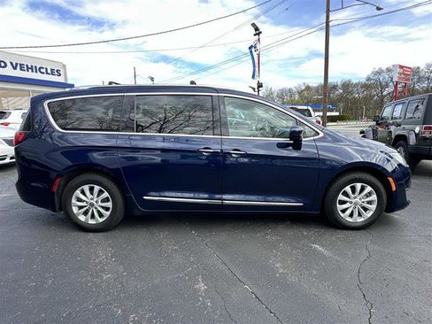 Used 2018 Chrysler Pacifica Touring-L Plus FWD image 2