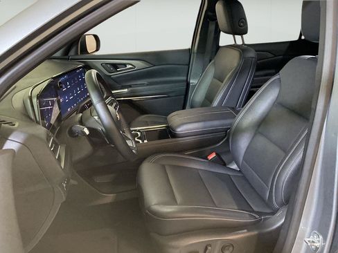 Used 2025 Chevrolet Traverse LT FWD image 17