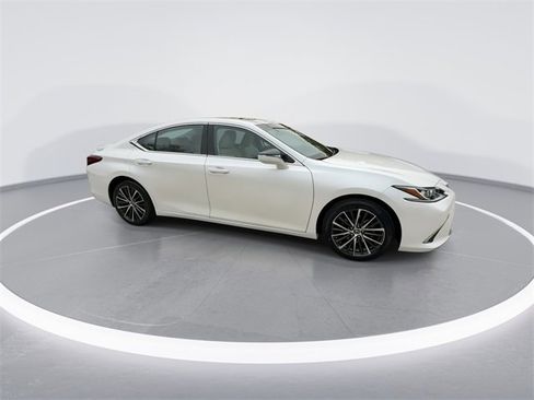 Used 2023 Lexus ES 300h image 2