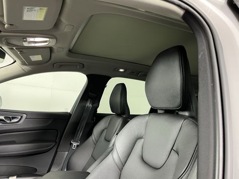 Used 2022 Volvo XC60 B5 Momentum image 19
