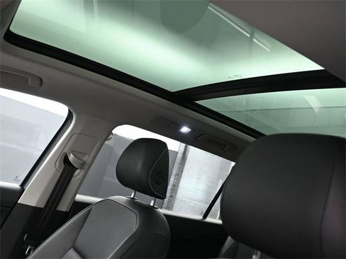 Used 2021 Volkswagen Tiguan SE image 7