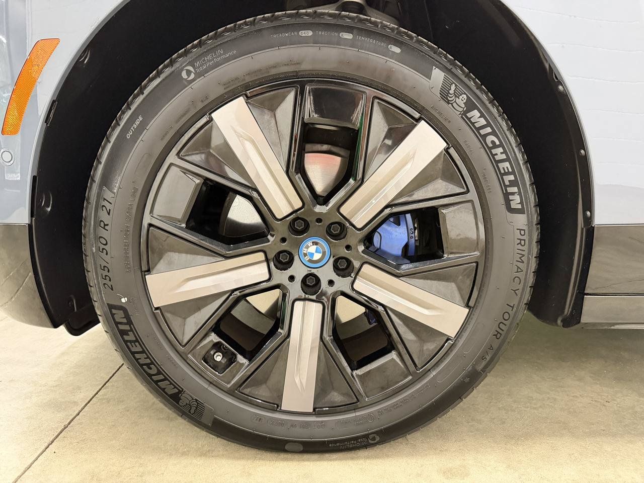 Used 2024 BMW iX xDrive50 w/ Sport Package AWD/4WD image 7